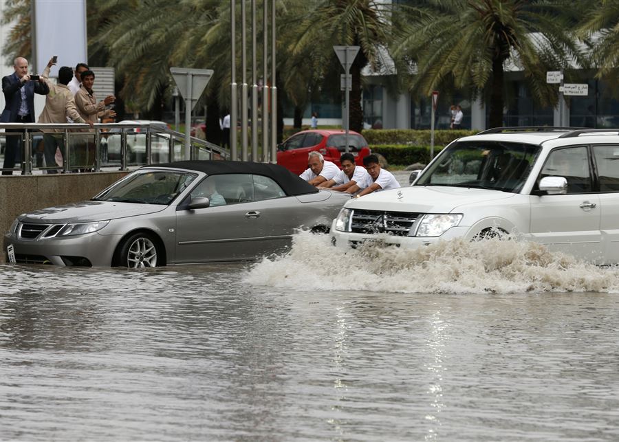 عوارض تلوث تظهر على بعض الاشخاص في الامارات بعد السيول