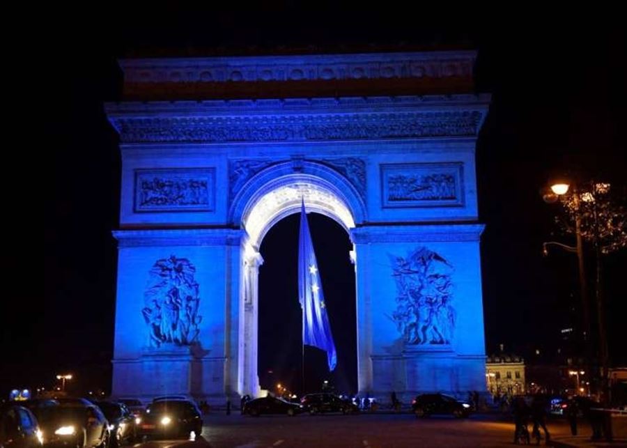  فرنسا تزيل علم الاتحاد الأوروبي المرفوع تحت قوس النصر