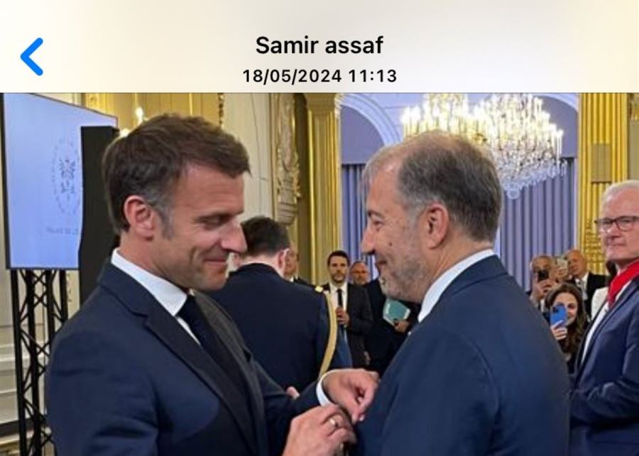 ماكرون يكرم سمير عساف بمنحه وسام جوقة الشرف من رتبة فارس. ويشيد بمساره المهني وبمؤهلاته الشخصية #فرنسا 