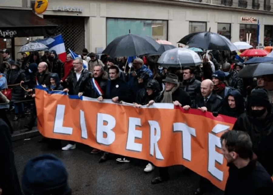 الآلاف يتظاهرون في أنحاء فرنسا ضد شهادة التلقيح