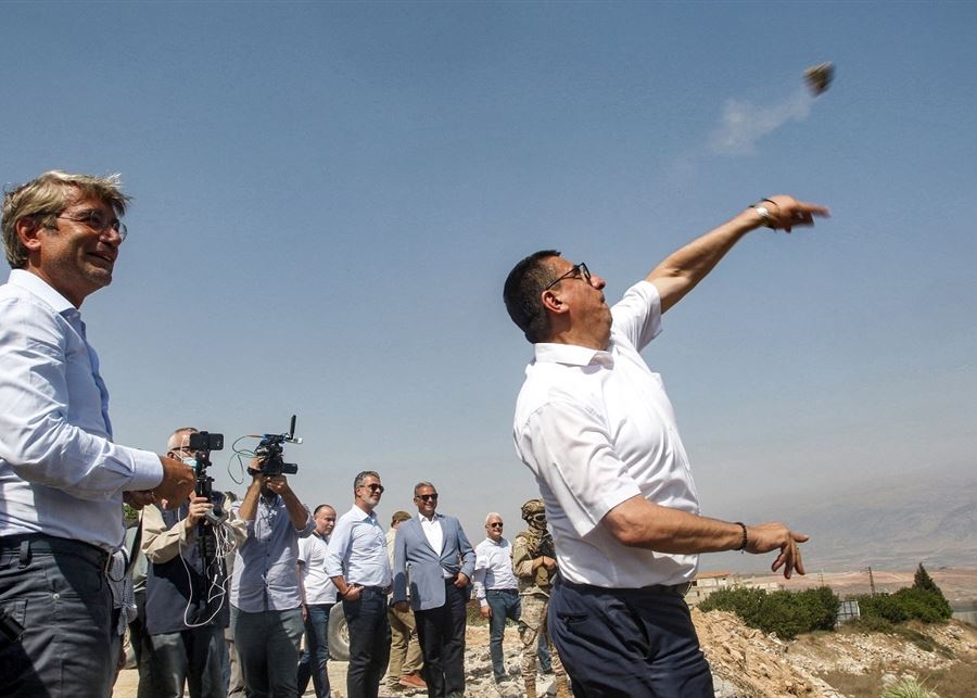  بالفيديو.. وزيران لبنانيان يرميان الحجارة باتجاه إسرائيل