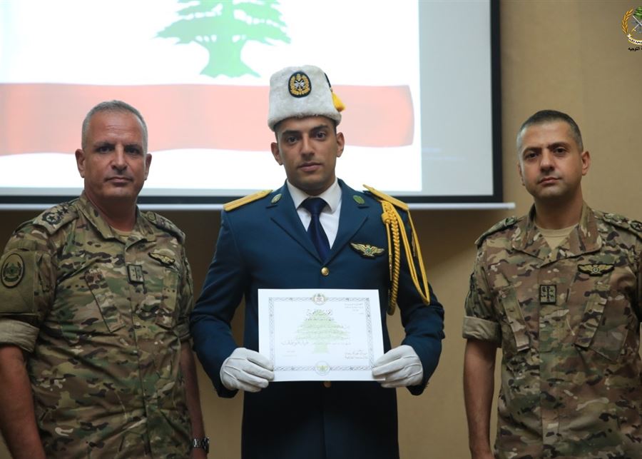 الجيش: توزيع شهادات على تلامذة ضباط السنة الثالثة اختصاص قوى جو