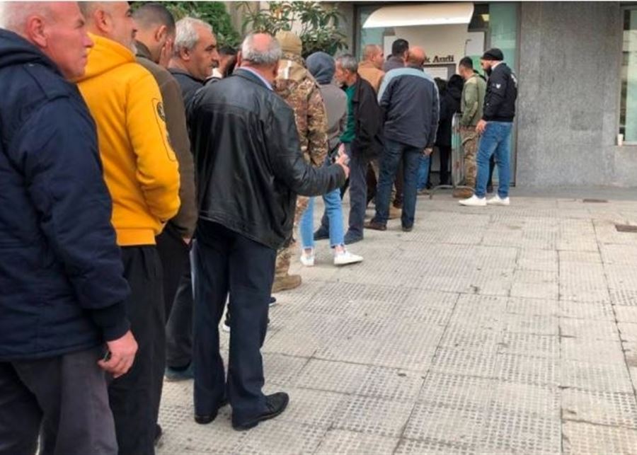 هكذا يمضي اللبنانيون ساعاتهم على أبواب المصارف