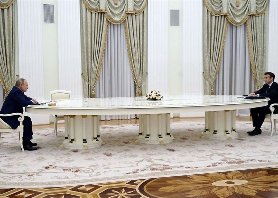 طاولة طولها أربعة أمتار.. ما سبب جلوس ماكرون بعيداً عن بوتين أثناء لقائهما في موسكو؟ 