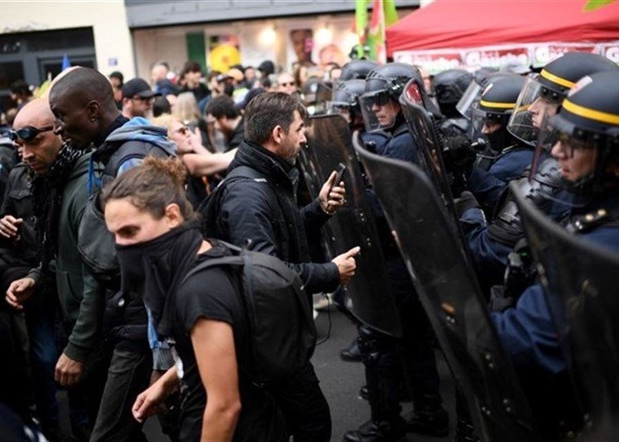 مع استمرار إضراب المصافي.. آلاف الفرنسيين يتظاهرون في باريس
