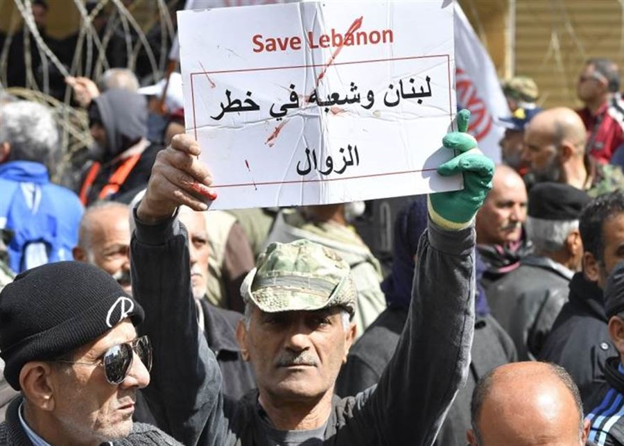 عمال لبنان "فقراء" يستجدون حقوقهم 