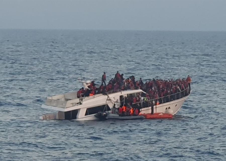 بالصور: إنقاذ الأشخاص الذين كانوا على متن المركب