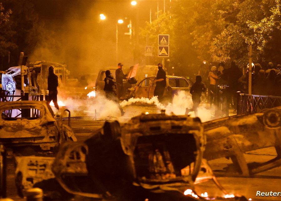فرنسا ماكرون على صفيح ساخن: مظاهر العنف تنمّ عن "كراهية"