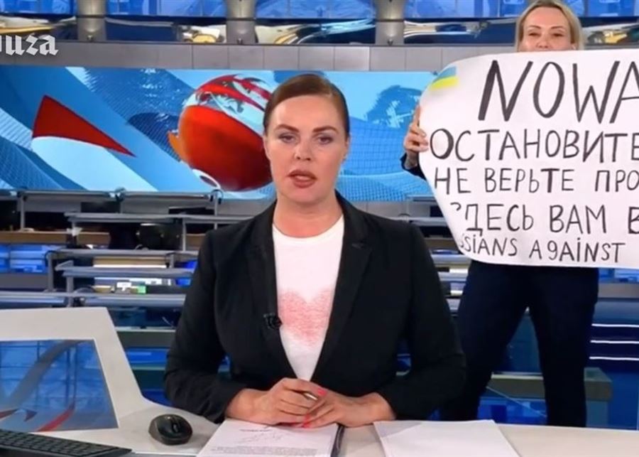 ما مصير الصحفية الروسية التي احتجّت ضد الحرب على الهواء؟ (فيديو)