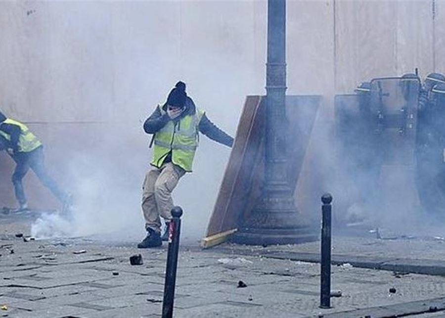 غاز مسيل للدموع في باريس لمنع متظاهرين من الوصول الى السفارة الإيرانية