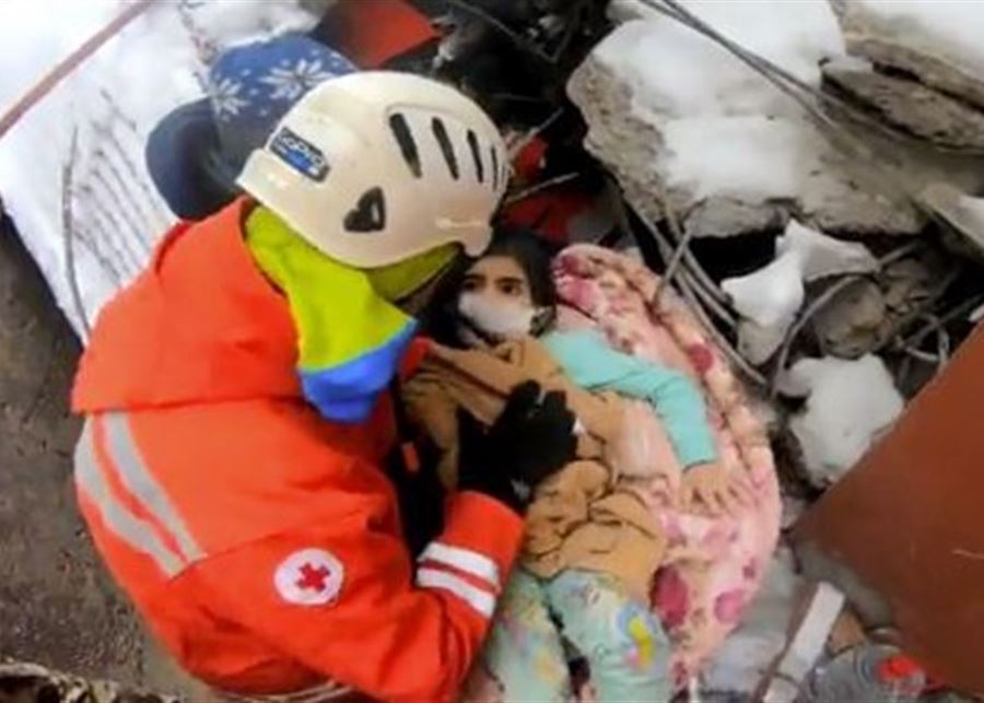 بالفيديو - المسعفون اللبنانيون يُنقذون امرأة حامل وابنتها من تحت الأنقاض في تركيا