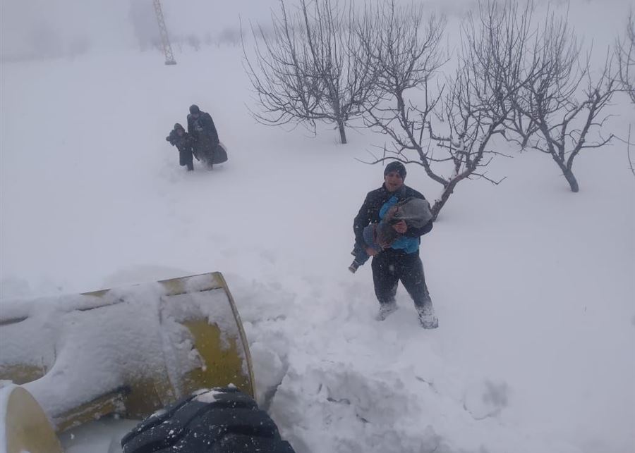 بالصور - نجاة عائلة مؤلفة من أب وأم وطفلين حاصرتها الثلوج على طريق القموعة