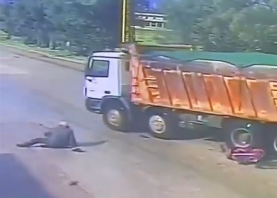 بأعجوبة... طفل وسائق درجة ينجوان من شاحنة (الفيديو) 