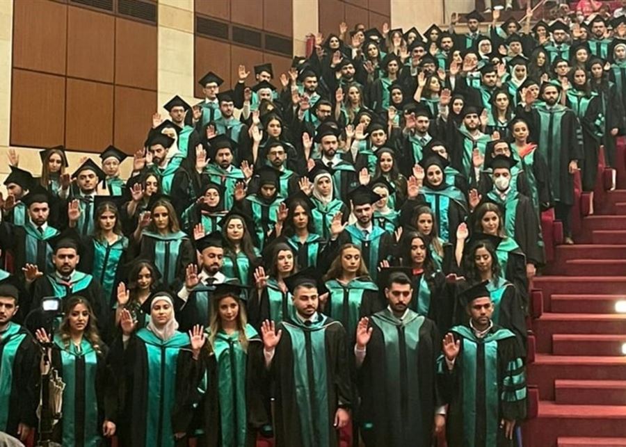 حفل تخرّج كلية الطب في "اللبنانية"...  بخاش للطلاب: اعملوا على إعادة بناء ما تهدّم