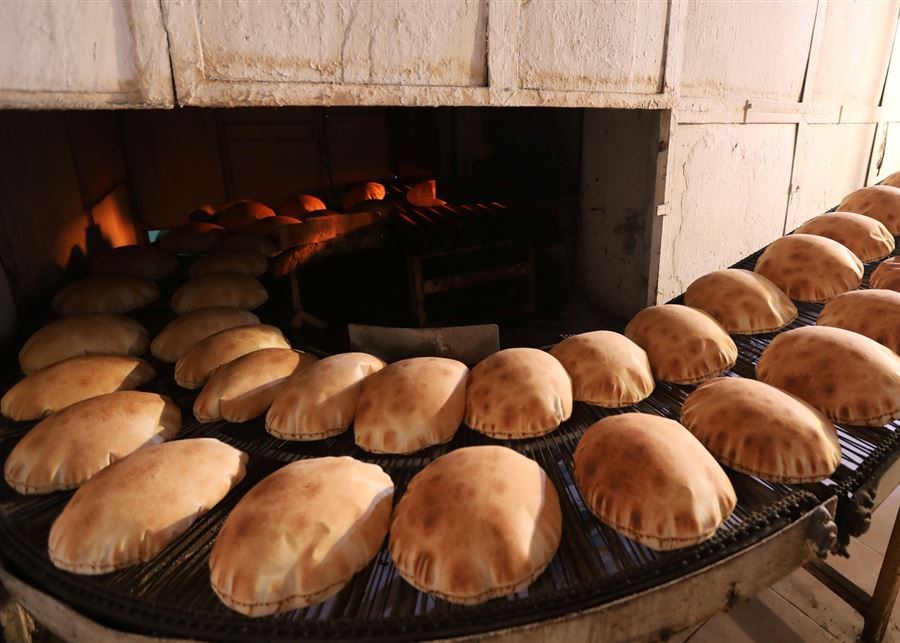 طوابير خبز مرتقبة وجدول أسعار جديد... الكشف عن "سيناريو خطير"