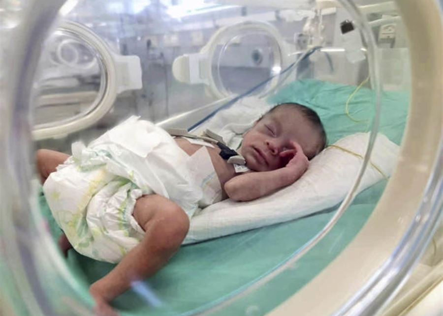 الولادة تحت القصف في غزة: ابنتي جاءت مكسورة إلى هذا العالم 