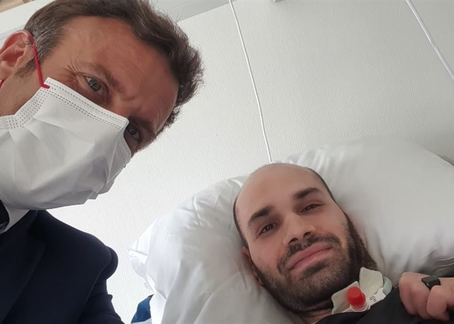 بالصور... ماكرون زار عسكريًّا في الجيش اللبناني أثناء تلقيه العلاج