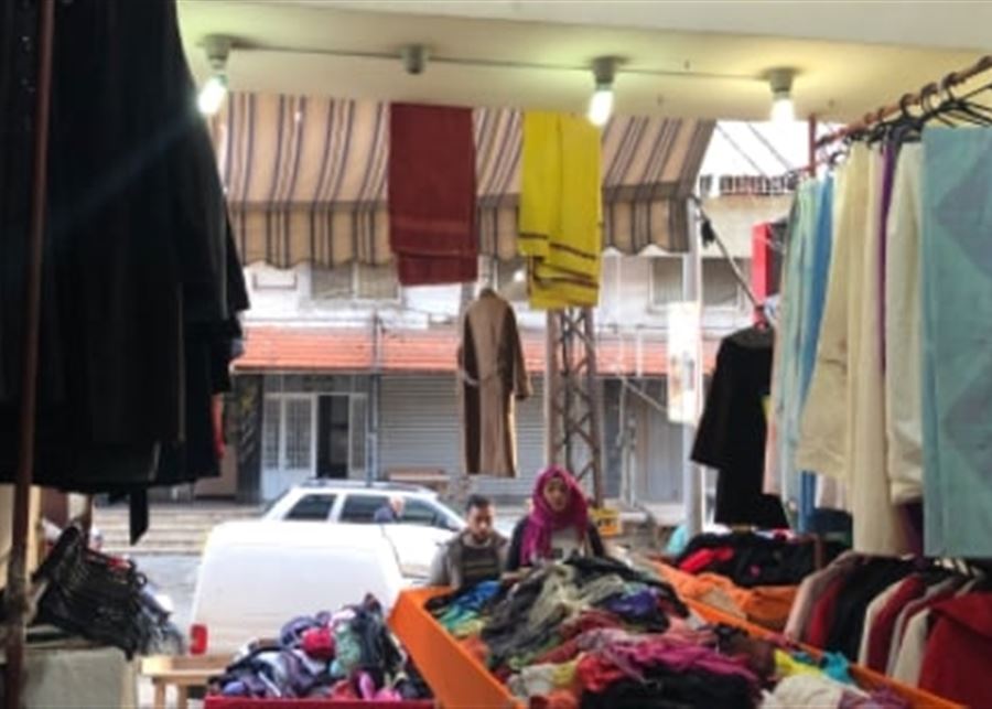 محلات الألبسة المستعملة وإصلاح الأحذية تزدهر في لبنان