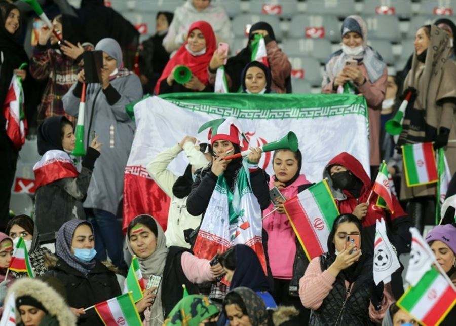 نساء يحضرن مباراة لكرة القدم في إيران لأول مرة منذ أكثر من سنتين