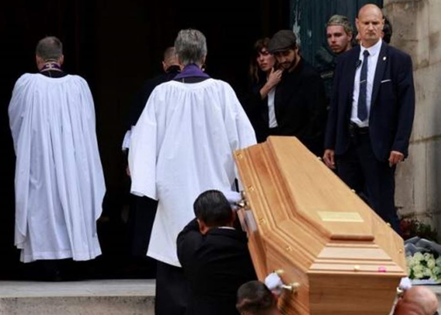 بالصور.. بريجيت ماكرون ونخبة من النجوم الفرنسيين في جنازة جين بيركين بباريس
