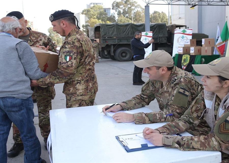  الجيش: توزيع حصص غذائية على عائلات في الكرنتينا