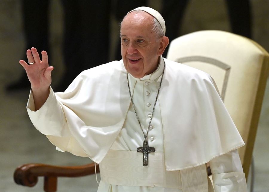 البابا فرنسيس ممازحًا: أنا على قيد الحياة