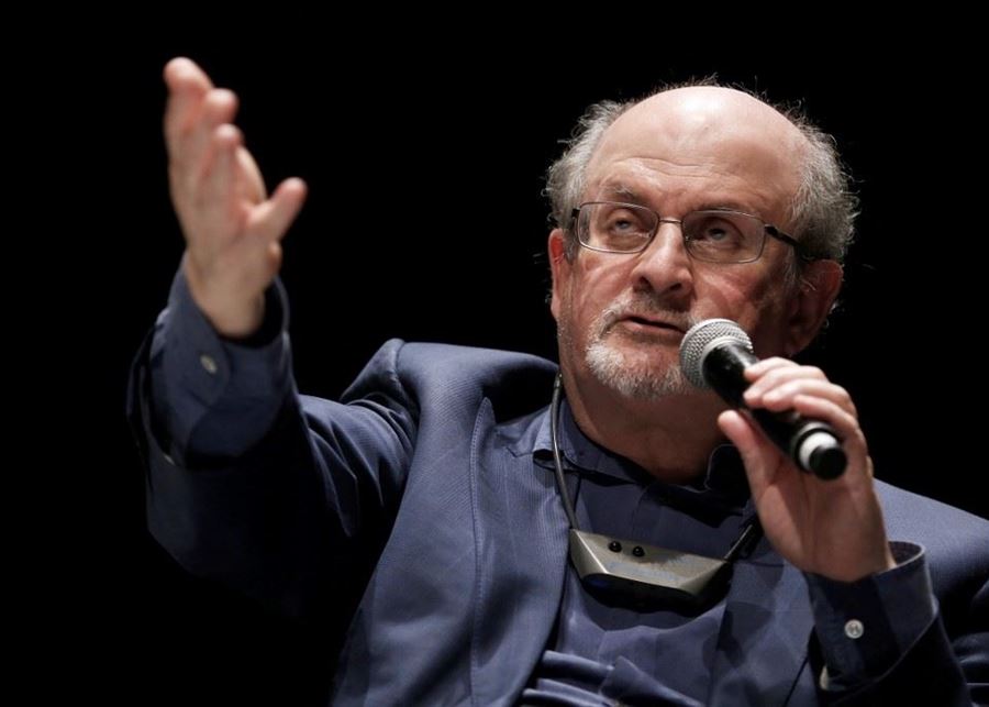 مواقف دولية مندّدة بعملية الطعن... الكاتب سلمان رشدي على جهاز التنفس الاصطناعي
