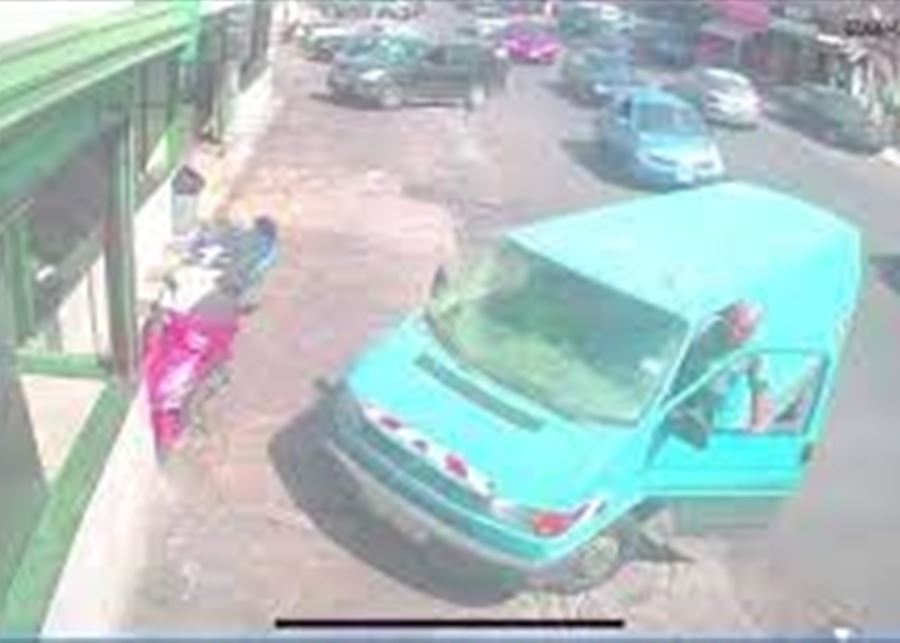 بالفيديو: سيارة تجتاح واجهة مطعم في الصرفند