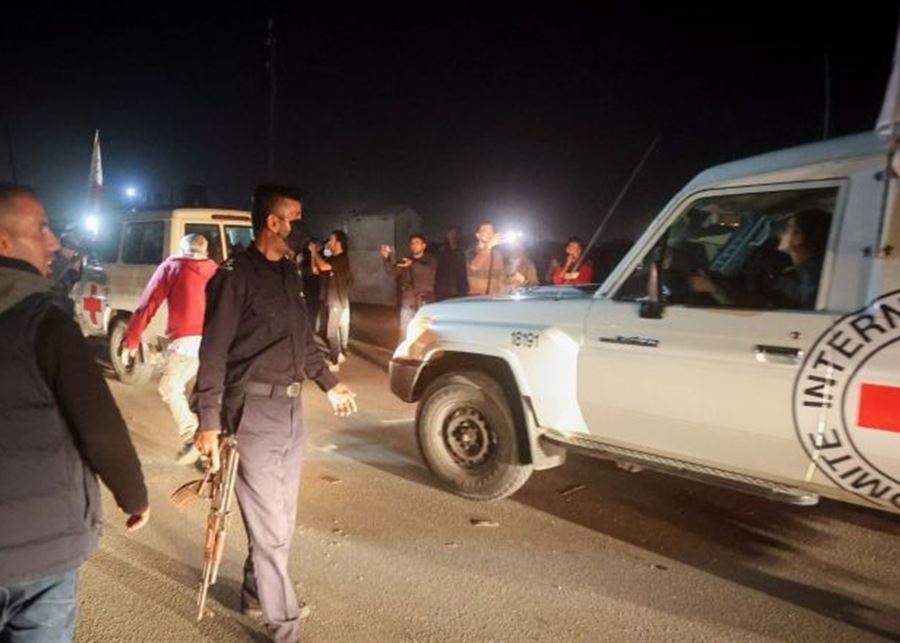  بالفيديو.. سيارات الصليب الأحمر تنقل الأسرى الإسرائيليين