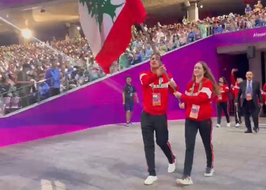 العلم اللبناني يرفرف في سماء 