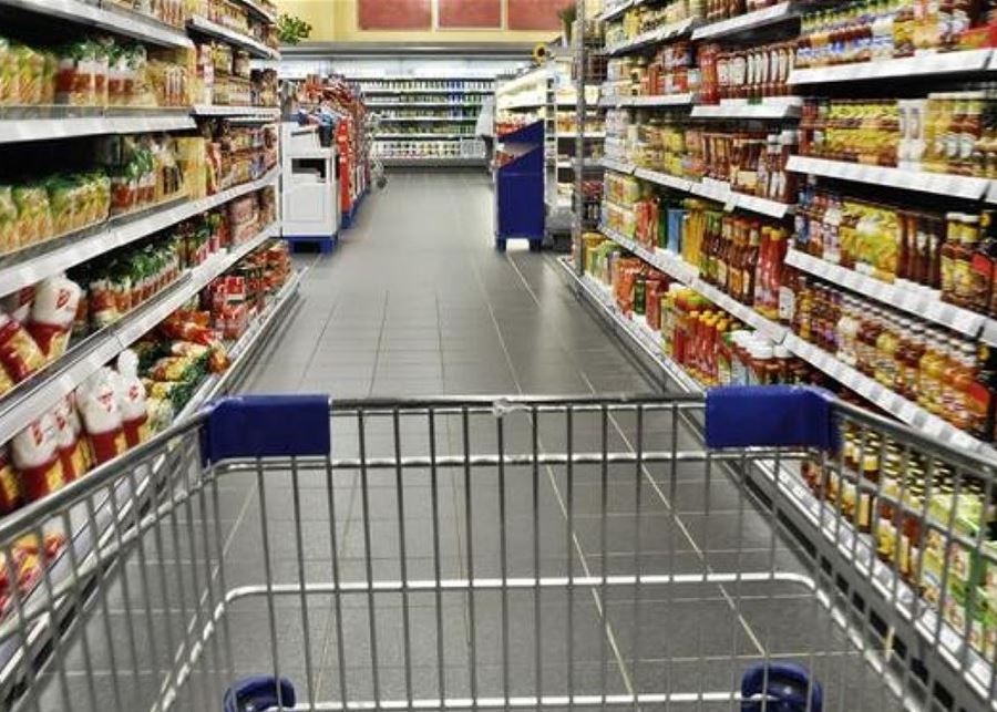 أسعار المواد الغذائية تسابق الدولار في صعوده