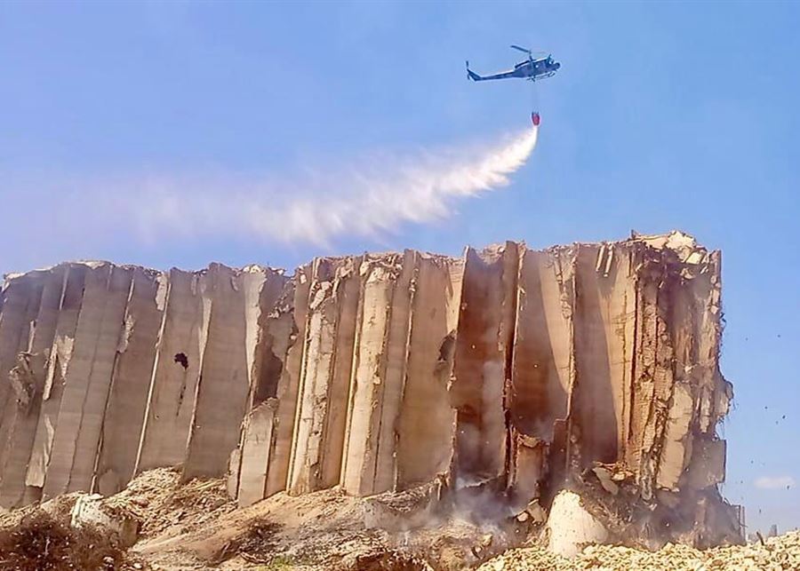 بالصّوَر والفيديو... طوافات الجيش تساعد على إخماد النيران في إهراءات مرفأ بيروت